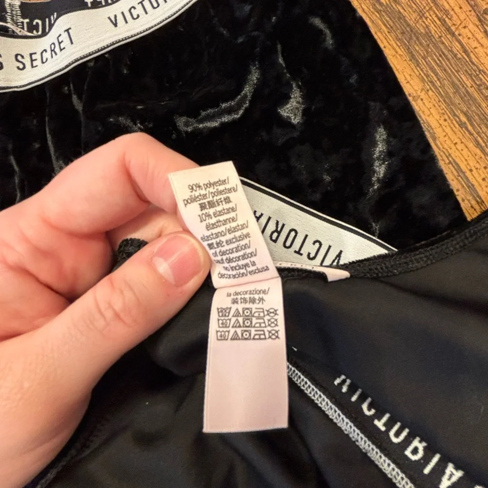 Victoria’s Secret black velvet bike short and matched cropped long sleeve top M - Picture 8 of 9